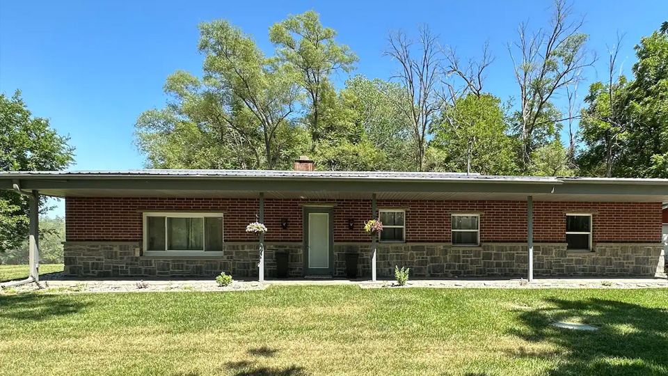 Entire home for rent in Glenwood, IA